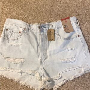 NWT Levi's Women's Light Wash 501 Distressed Jean Shorts.  Size 32